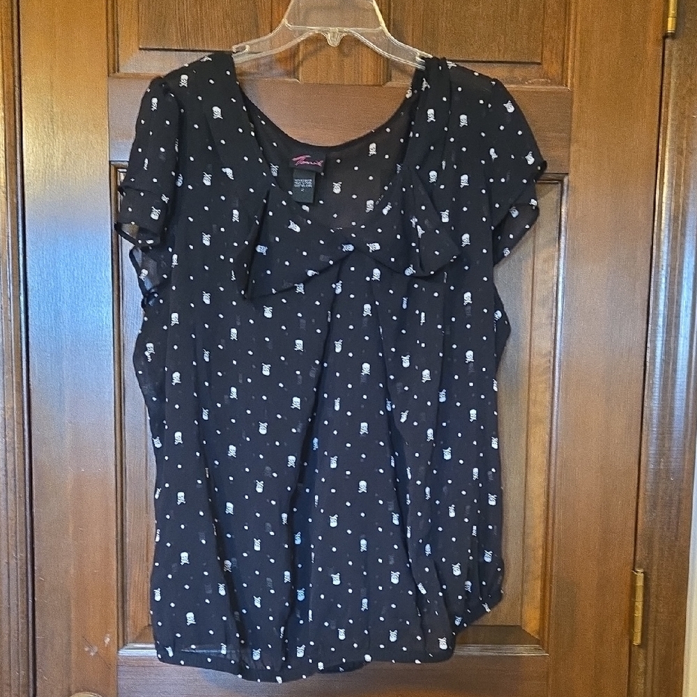 Torrid Black And White Ruffled Cap Sleeve Blouse With Skull And Crossbones
